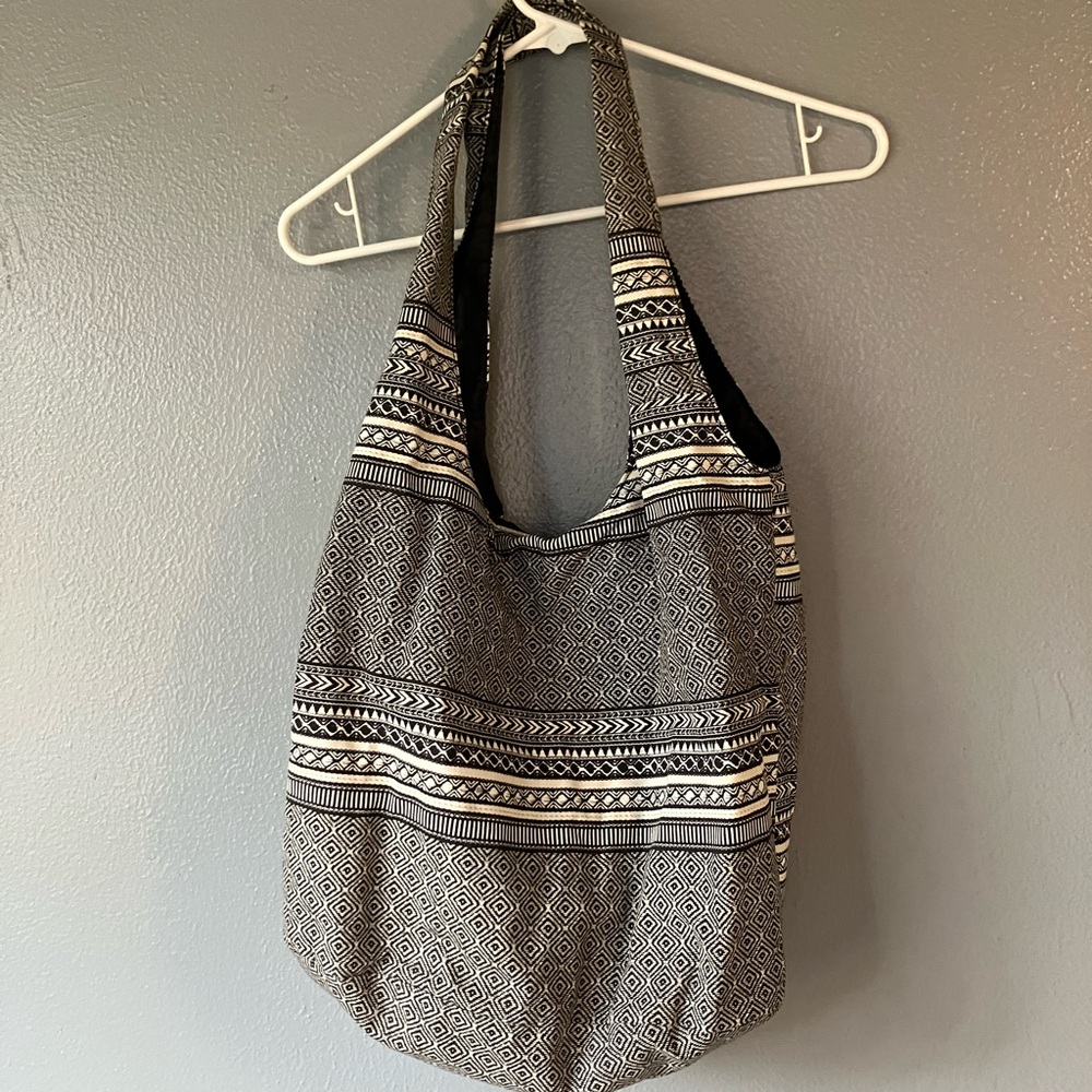 Large tote with magnet closure